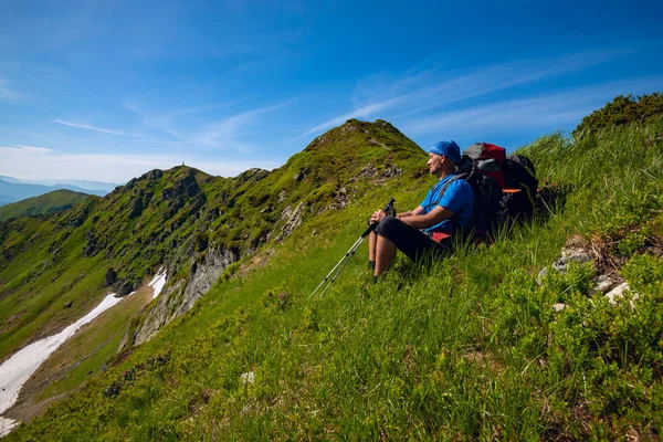 Moe Avonturier Ontspannend Groene Bergrug Tegen Achtergrond Van Blauwe Hemel — Stockfoto