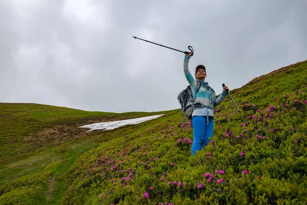 Joyeuse Aventurière Femelle Bras Ouverts Dresse Sur Pente Verdoyante Montagne — Photo