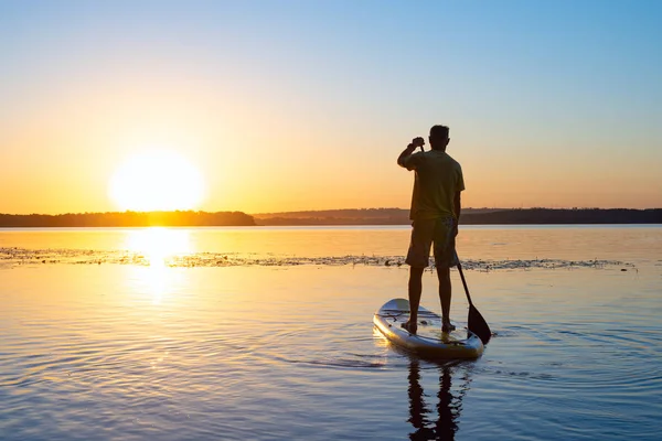 Człowiek Żagle Desce Sup Dużej Rzece Podczas Sunrise Stand Paddle — Zdjęcie stockowe
