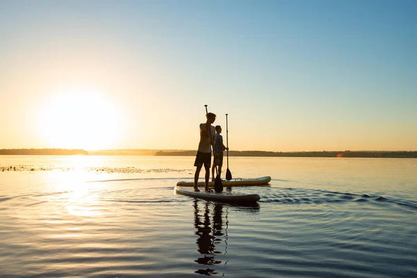 Homens Amigos Relaxar Sup Placas Grande Rio Durante Pôr Sol — Fotografia de Stock