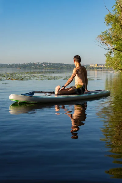 Man Utövar Yoga Sup Styrelse Soluppgången Stor Flod Stand Paddle — Stockfoto