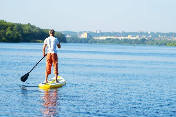 Mann Segelt Auf Einem Sup Board Großen Fluss Vor Dem — Stockfoto