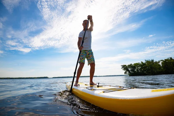 Joyeux Homme Navigue Sur Tableau Sup Dans Une Grande Rivière — Photo