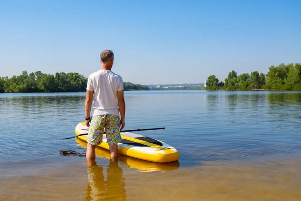 Homme Est Debout Côté Planche Sup Sur Plage Matin Ensoleillé — Photo