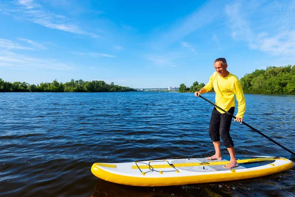 Homme Joyeux Navigue Sur Une Planche Sup Dans Grande Rivière — Photo