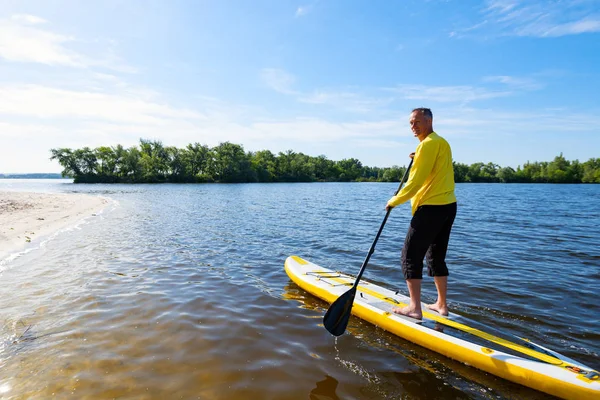 Homme Adulte Navigue Sur Une Planche Sup Dans Une Grande — Photo