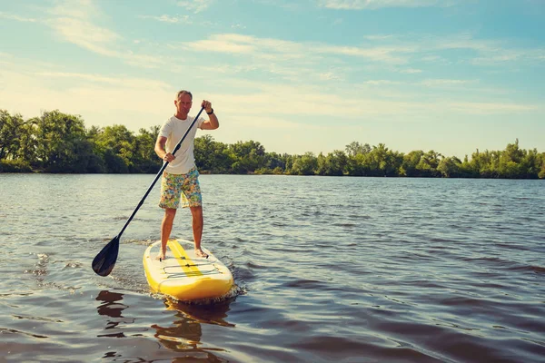 Homem Alegre Está Treinando Sup Bordo Grande Rio Uma Manhã — Fotografia de Stock