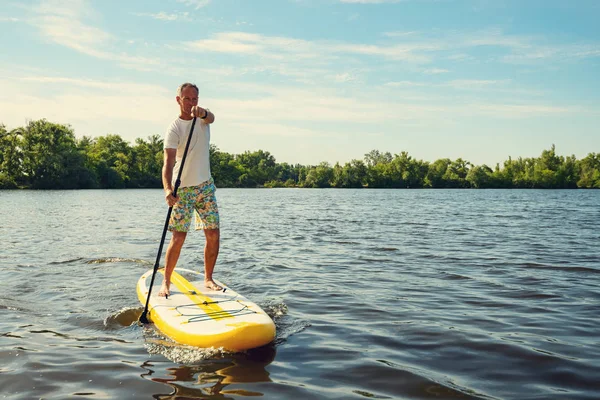 Hombre Alegre Está Entrenando Tabla Sup Gran Río Una Mañana — Foto de Stock