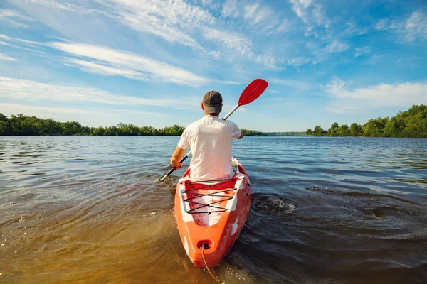 Heureux Homme Adulte Kayak Sur Rivière Par Matin Ensoleillé Profiter — Photo