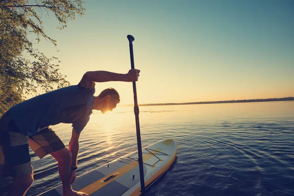 Homme Navigue Sur Une Planche Sup Dans Rayon Soleil Levant — Photo