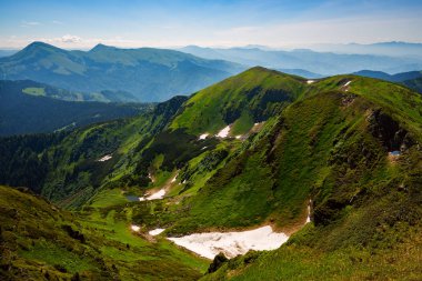 Dağlar - yeşil dağ gorge şaşırtıcı görünümünde dağ sırtlar ve mavi gökyüzü arka plan üzerinde.