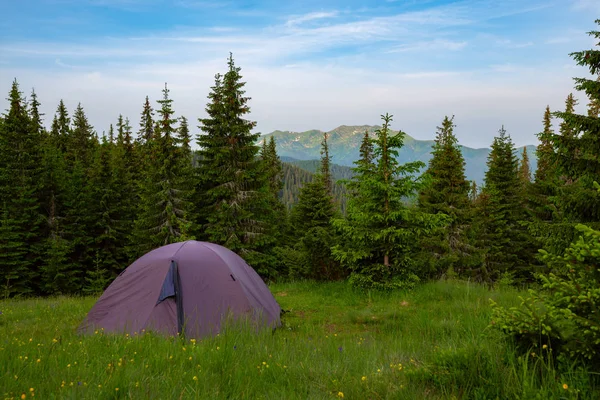 Tent Green Mountain Meadow Background Wooded Hills Which Stretching Horizon — Stock Photo, Image