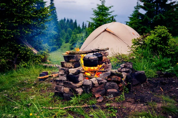Old Smoky Pots Heated Bright Bonfire Green Mountain Meadow Next — Stock Photo, Image