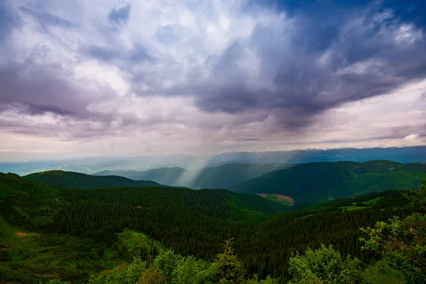 Φοβερό Ορεινό Τοπίο Κατά Διάρκεια Καταιγίδας Βαριά Purple Σύννεφα Επιπλέουν — Φωτογραφία Αρχείου
