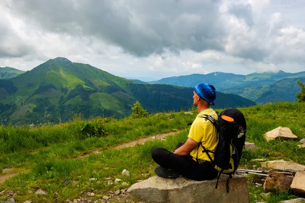 Aventureiro Está Relaxando Trilha Montanha Sentado Pedra Enorme Admirando Panorama — Fotografia de Stock