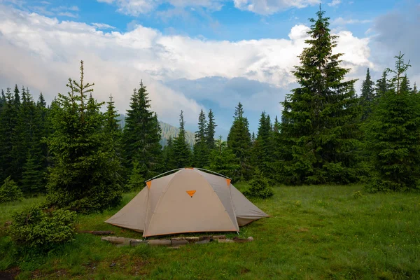 Zelt Auf Der Grünen Bergwiese Vor Dem Hintergrund Bewaldeter Hügel — Stockfoto