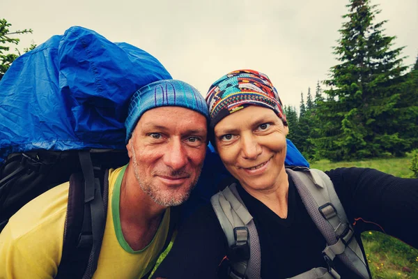 Freudiges Abenteurer Paar Macht Selfie Und Amüsiert Sich Auf Dem — Stockfoto