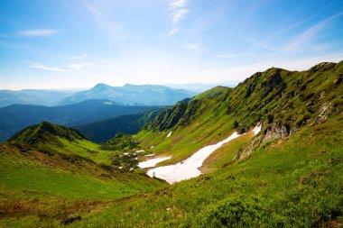 Dağlar - yeşil dağ gorge şaşırtıcı görünümünde dağ sırtlar ve mavi gökyüzü arka plan üzerinde. Geniş açı.