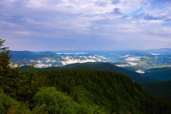 Impressionante Paisagem Montanhosa Durante Tempestade Nuvens Roxas Pesadas Estão Flutuando — Fotografia de Stock