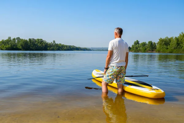 Homme Est Debout Côté Planche Sup Sur Plage Matin Ensoleillé — Photo