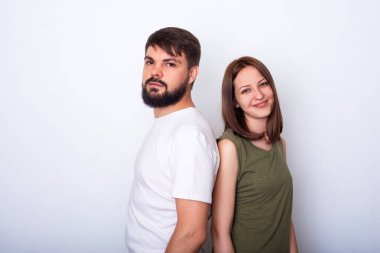 Dostu genç çift kamera Studio bakarak. Açık renkli   