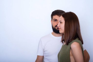 Genç kadının yüzünde genç adam arka plan profil. Cinsiyet ortak. Kavram. Açık renkli.