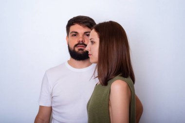 Genç kadının yüzünde genç adam arka plan profil. Cinsiyet ortak. Kavram. Kopya alanı, açık renkli.