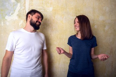 Mutlu genç çift yeni evlerinde eğleniyor