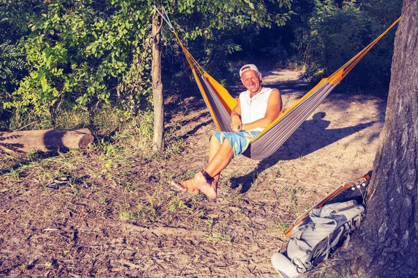 Happy Sup Surfař Uvolňuje Táboře Řeky Houpací Síti Baví — Stock fotografie