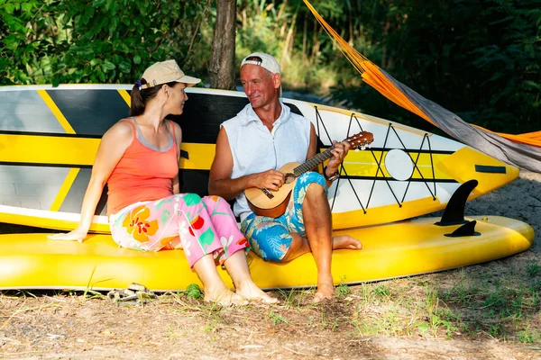 Couple Sup Surfers Relaxing River Camping Having Fun Sings Uses — Stock Photo, Image