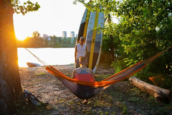 Par Surfistas Disfrutando Vida Luz Dorada Camping Del Río Gran — Foto de Stock