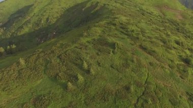 Fırtına sonrası Dağı Yaylası üzerinden uçuş. Kırsal yol dağın gidiyor. Havadan görünümü.
