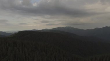 Uçuş geri Karpatlar orman yukarıda. Küçük yürüyüş kamp büyük Ladin arasında. Ufuktaki dağlar. Havadan görünümü