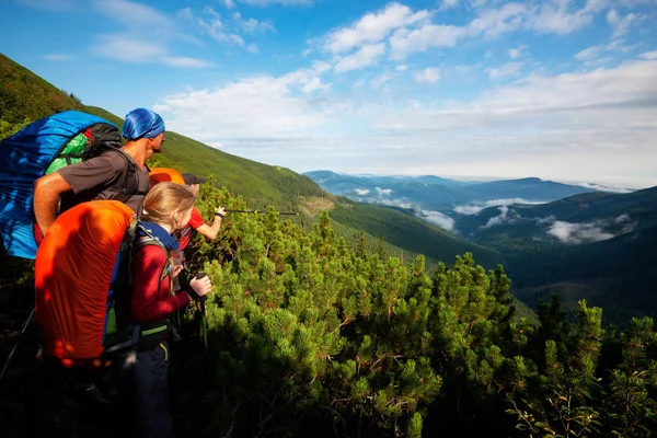 Turisté Otec Dospívající Dcera Batohy Obdivovat Úžasné Horské Údolí Pokryté — Stock fotografie