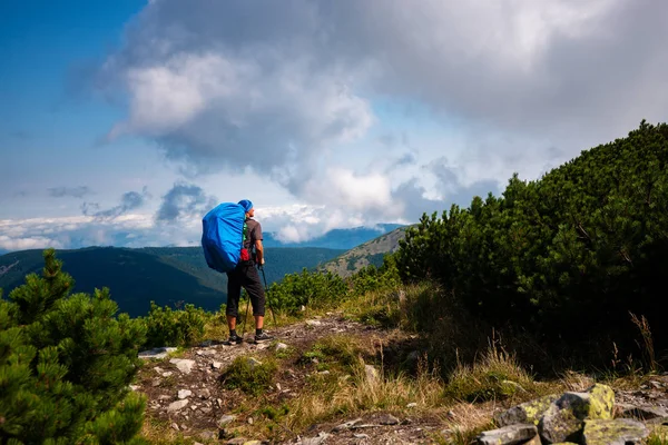 Avonturier Met Grote Rugzak Een Hoogteweg Staat Bewondert Wolken Zwevend — Stockfoto