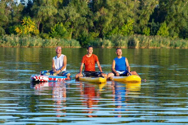 Amigos Felizes Sup Surfistas Relaxar Desfrutar Vida Durante Descanso Natureza — Fotografia de Stock