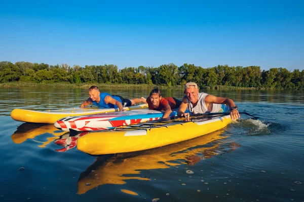 Joyful Friends Sup Surfers Relax Big River Sunset Having Fun — Stock Photo, Image