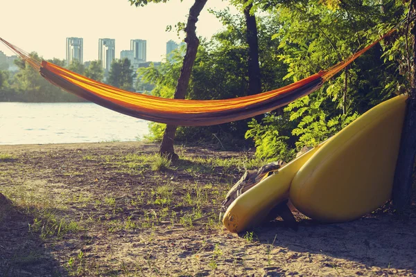 Campamento Surfistas Sup Orilla Del Río Junto Una Gran Ciudad — Foto de Stock