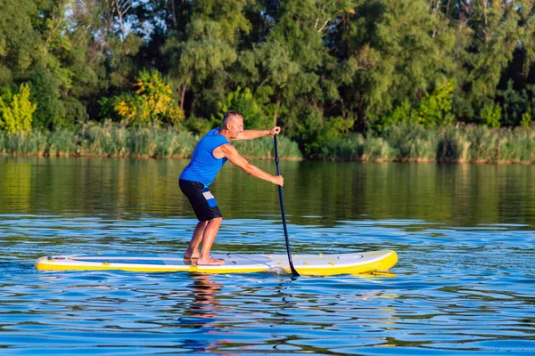 Homme Heureux Pagayant Sur Une Planche Sup Sur Une Grande — Photo