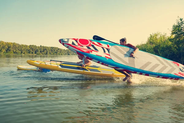 Amigos Alegres Con Tablas Sup Sus Manos Están Corriendo Agua —  Fotos de Stock