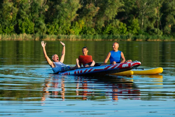 Amici Felici Sup Surfisti Rilassarsi Sul Grande Fiume Durante Tramonto — Foto Stock