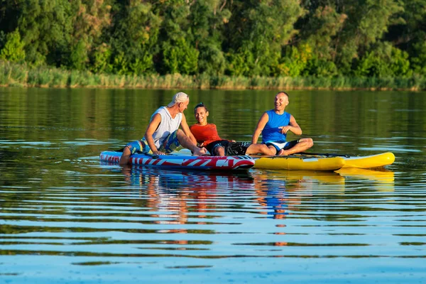 Amici Felici Sup Surfisti Rilassarsi Sul Grande Fiume Durante Tramonto — Foto Stock