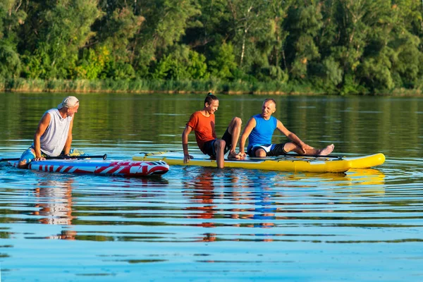 Happy Přátelé Sup Surfaři Relaxovat Velké Řece Při Západu Slunce — Stock fotografie