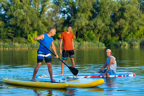 Heureux Amis Les Surfeurs Sup Détendent Sur Grande Rivière Coucher — Photo