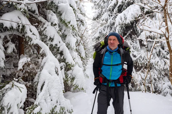 Feliz Aventureiro Com Grande Mochila Fica Calçados Neve Entre Enormes — Fotografia de Stock