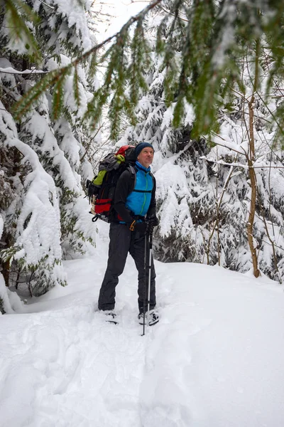 Feliz Aventurero Con Gran Mochila Encuentra Raquetas Nieve Entre Enormes —  Fotos de Stock