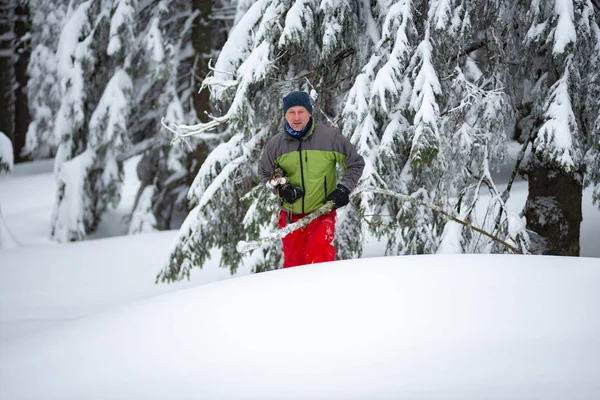 Aventurero Con Leña Las Manos Camina Raquetas Nieve Entre Enormes —  Fotos de Stock