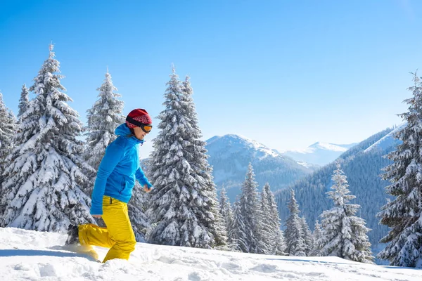 Joyeux Aventurier Femme Court Dans Les Montagnes Hiver Sur Fond — Photo