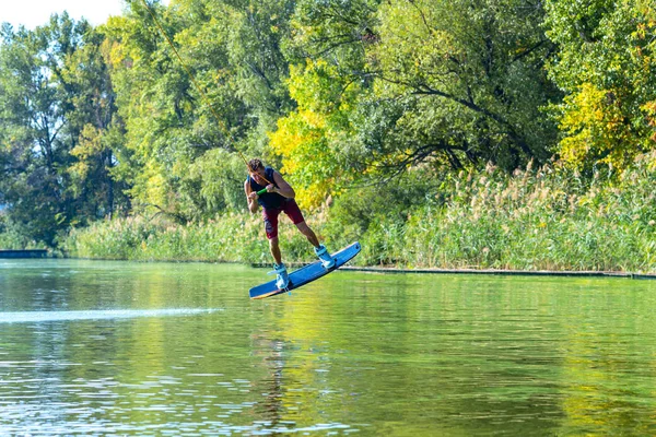 Wakeboarder Sta Volando Dietro Cavo Tra Spray Durante Allenamento Nel — Foto Stock