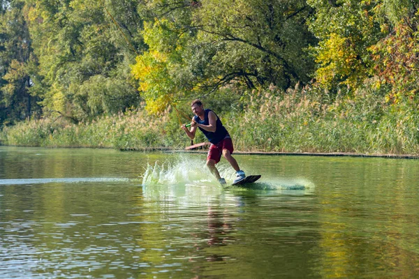 Wakeboarder Com Passeios Focados Rosto Entre Respingos Durante Treinamento Dia — Fotografia de Stock